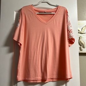 ⭐️Peach shirt, with lace detail on the arms.⭐️